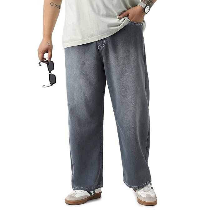 Stylish unisex jeans in light wash with relaxed fit